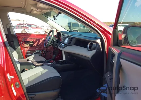 2016 Toyota Rav4 Xle z USA, uszkodzony, nr VIN 2T3RFREV8GW502016